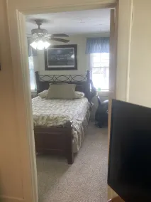 Charleston, SC themed - PRIVATE 1 QUEEN BED 1 BATH APARTMENT 2 FUTONS THAT FOLD OUT FLAT TO SLEEP ON & LEATHER LOVE SEAT GAS LOGS IN LIVING ROOM FULL KITCHEN POKER BUMPER POOL TABLE CONVENIENTLY LOCATED IN COLUMBIA SOUTH CAROLINA 1 QUEEN BED & 2 SOFA BEDS - Image 5