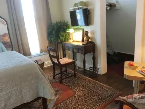 Hillsdale Victorian Studio w kitchenette Wifi TV , Queen Bed and Twin Bed - Image 2