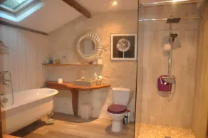 Country cottage with swimming pool and Jacuzzi - Image 2