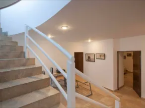 Entire Home 6 Beds Sleeps 10 Pool Jacuzzi and Gym - Image 2