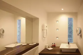 Orchard Road Studio Apartment - Image 2