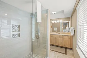 Island House Beach Resort - Image 3