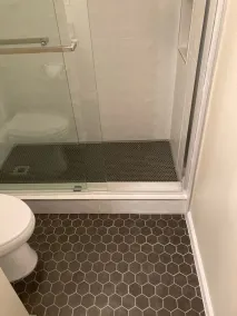 Smukt opdateret - 2 etager, 2 senge + 2 badeværelser, pool, hottub - Image 4
