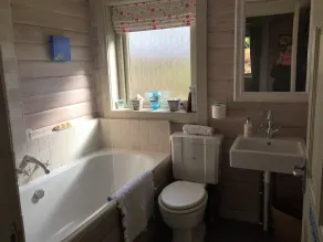 Entzückendes Chalet mit 4 Schlafzimmern auf 2 Etagen in einem wunderschönen ländlichen Garten. - Image 2