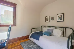 Stylish, modern loft with historic charm - Image 3