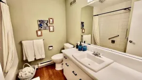 Stunning Sunset Lake house | Dual WiFi/BBQ/Family friendly |  sleeps 8 adults - Image 4