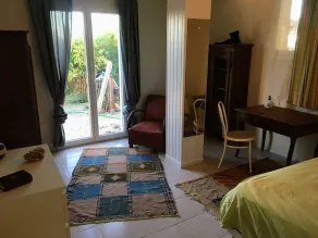 Garden apartment with swimming pool in house - Image 2