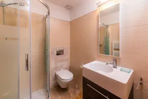 Casa vacanze 'Town House Esglesia 10' con terrazza privata, Wi-Fi e aria condizionata - Image 2