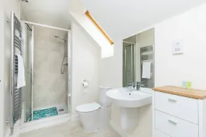 4 Bed 3.5 Bath - Free Parking | Free WiFi | 2x En-suite Bedrooms | Self Check-in - Image 5
