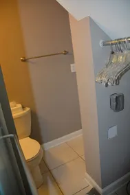 Studio apartment over garage - Image 5