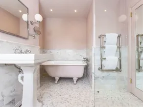 Fully renovated townhouse in heart of Winchester's cathedral streets - Image 4