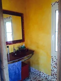 Casa de piedra en una propiedad de 6 acres rodeado por un río - Image 4