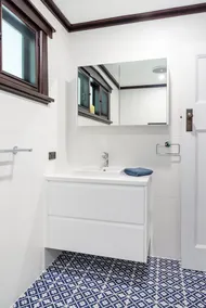 4 bedroom stone home walking distance to the best restaurants - Image 4