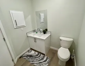 LUXURIOUS 3 BR Home in CENTRAL Calgary b/W AIRPORT & Downtown  - Image 4
