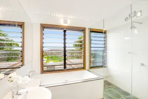 Beachfront Belongil Beach - Image 2