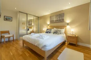 Diese Eigenschaft ist modern, stilvoll und verfügt über eine herrliche Terrasse. - Image 4