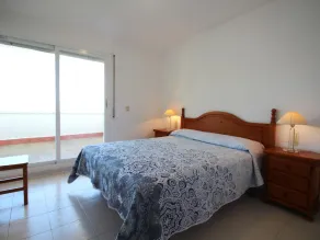 Seafront Penthouse for 6 with Terrace and Shared Pool - Image 5