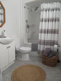 Beautiful waterfront cottage on large property. Walking distance to Parlee Beach - Image 4