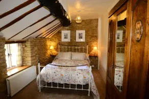 Unique & Characterful 16th Century Cottage w/own driveway 2 Min Walk to Village! - Image 5