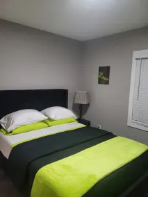 DT lodi 2 bedroom cottage with tranquil backyard - Image 3