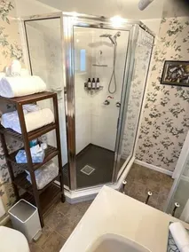 Parlor Suite in Heritage Manor, Fairfield, near DT - Image 2