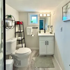 Charming & Bright Gem Prime Location Street Parking with AC - Image 4