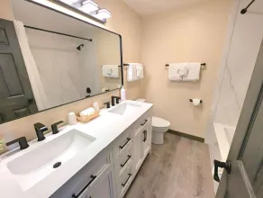 Voyager - 1 Bedroom Suite with 1 King and 1 Queen Bed at Wanderlust Inn, Pet Friendly - Image 3