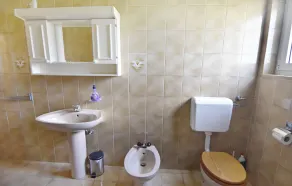 Einfache und geräumige Wohnung mit drei Schlafzimmern in Umag - Image 3