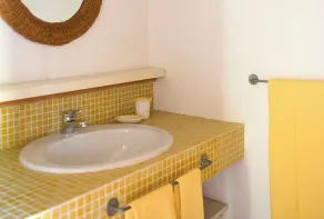 Villa unique entourée de bois avec piscine - Image 4