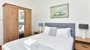 Somerville Wines Farmstay in Broke, super cute house on working farm. Walk for miles. - Image 4