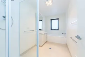 Luxurious Apartment, A Stones Throw From The Beach - Image 4
