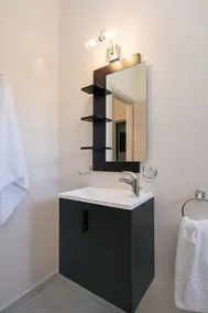 Close to the beach, spacious one-bedroom apartment with sea views. - Image 3
