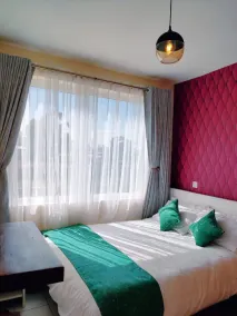 Luxury Gem, Racecourse Gardens with pool and gym - Image 3