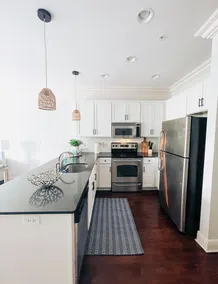 Close to Campus-newly professionally decorated-sleeps 6 -no stairs! - Image 5