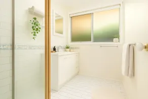 800 mtres from Dog friendly beach! 12 minute flat walk to beach. 1 minute by car - Image 3