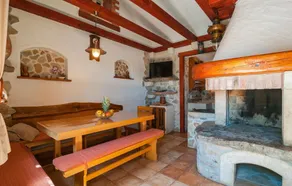 Pet Friendly Home In Selca - Image 3