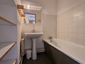 Sunny 2-Room Apartment with Balcony, Near Slopes, Free Wi-Fi & Parking – Sleeps 6 - Image 2