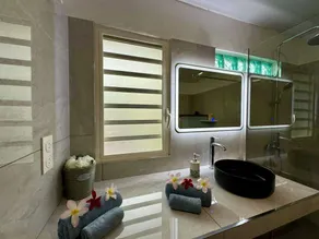 Chic Beachside Retreat - Image 2