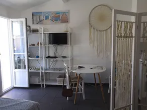 schönes Studio mit beheiztem Pool und Parkplatz - Image 4