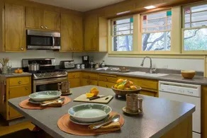Stonehouse Lodge, Private Cottage on Winery & Vineyard Property - Image 5