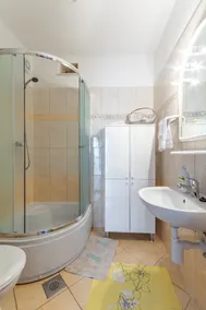 1-Zimmer-Ferienwohnung mit Balkon und Meerblick Pucisca, Brac (A-5625-a) - Image 2