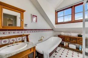 Queens Park Views | Walk to CBD | Sleeps 8 - Image 4