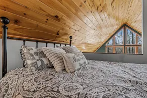 Sqyrls Nest - 3BR Retreat With a Hot Tub - Image 5