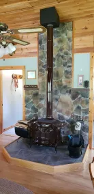 Enjoy the outdoors in this cozy Log Home on top of hill - Image 3