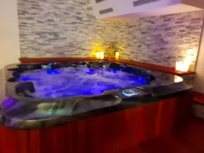 Suite Avec Jacuzzi et Sauna Privatifs à Clisson - Image 5