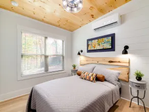Couples! Bigfoot Tiny Home,  Hot Tub, Firepit, Roof top deck! New cozy cabin - Image 5