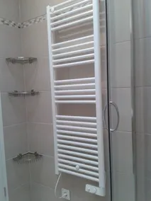 completamente rinnovato di recente con attrezzature moderne e luminose. Vicino alla spiaggia! - Image 5