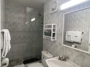 Spacious Ocho Rios Beach Apt with A/C, Cable TV, WiFi, Kitchen, Pool & View - Image 4