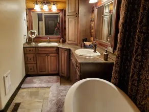 2 Sisters Getaway, Cozy Cabin - Close to Riding Trails, Lakes, & Hot Springs - Image 4