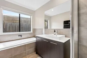Nestled between Tyrone foreshore and No16 beach with pool (sleeps 10) - Image 3
